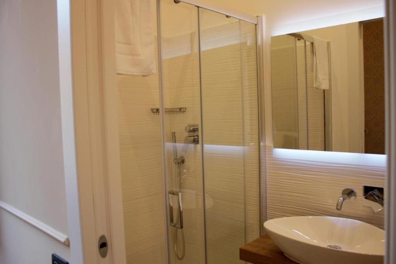 רומא 52 Vespasiano Vatican Suites חדר תמונה